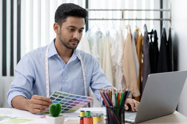 Apparel merchandiser